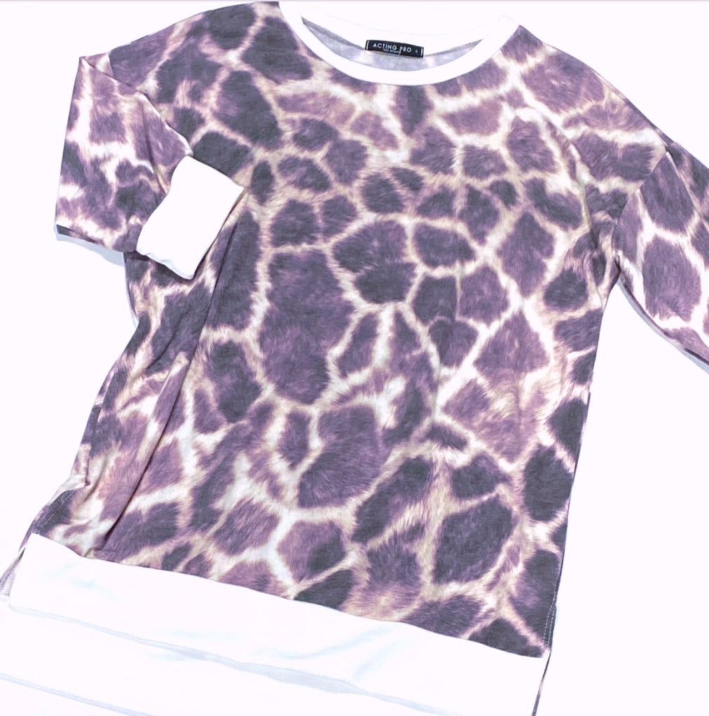 Lightweight Giraffe Print Short Sleeve Top